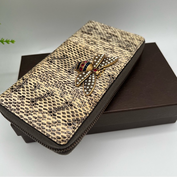 Gucci Beige Snake Print Wallet with Gold Embelished Bee Accent EUC - Picture 11 of 12